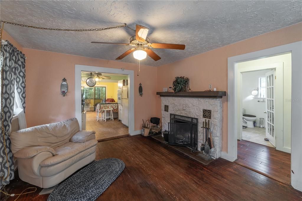 Recently Sold: $165,500 (2 beds, 1 baths, 1054 Square Feet)