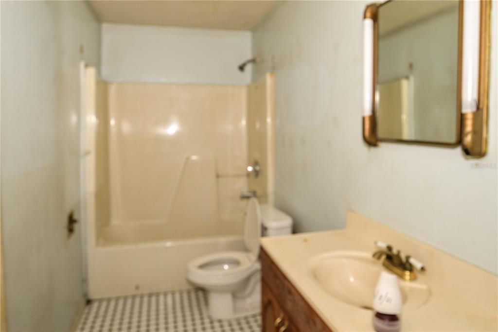 最近售出: $39,900 (2 贝兹, 1 浴室, 768 平方英尺)