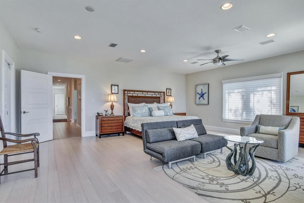 Recently Sold: $2,325,000 (5 beds, 5 baths, 4090 Square Feet)