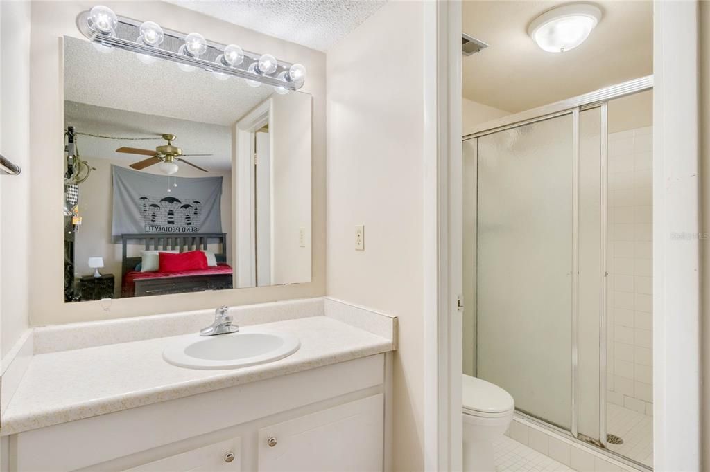 最近售出: $174,900 (2 贝兹, 2 浴室, 987 平方英尺)