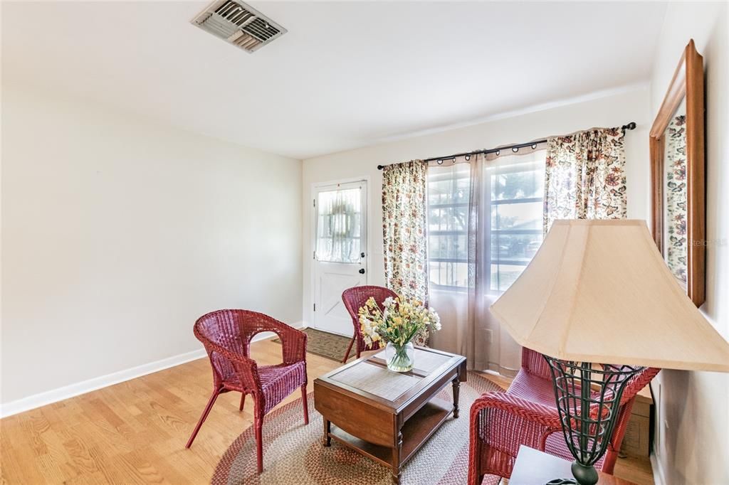 Recently Sold: $285,000 (3 beds, 1 baths, 1414 Square Feet)