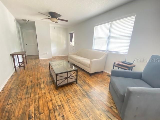 Recently Rented: $1,300 (2 beds, 1 baths, 776 Square Feet)