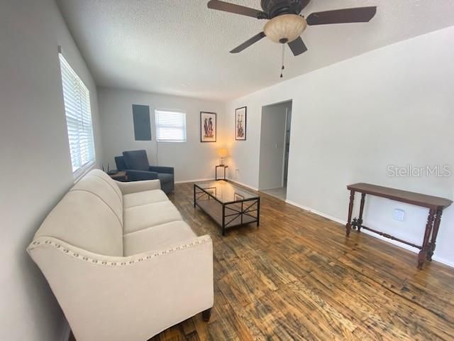 Recently Rented: $1,300 (2 beds, 1 baths, 776 Square Feet)