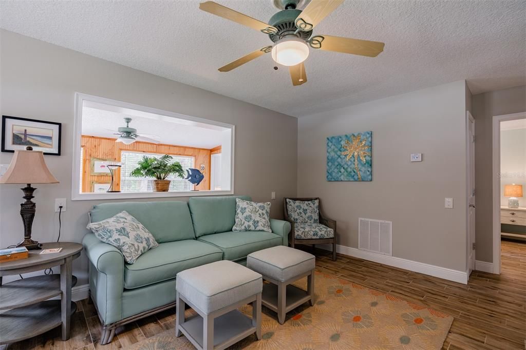 Recently Sold: $300,000 (2 beds, 1 baths, 948 Square Feet)