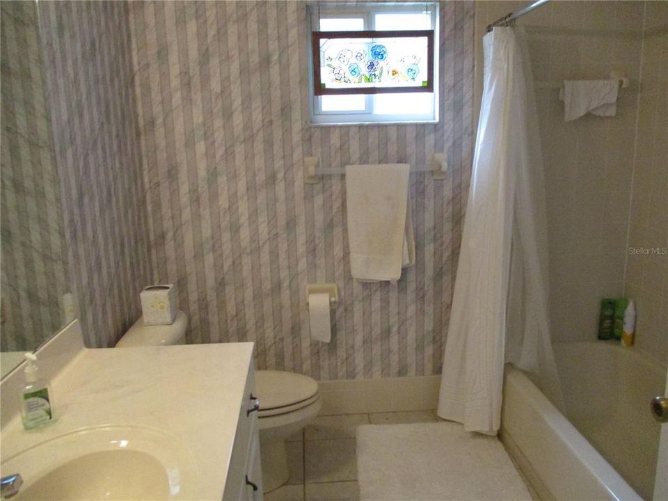 最近售出: $230,000 (3 贝兹, 2 浴室, 2054 平方英尺)