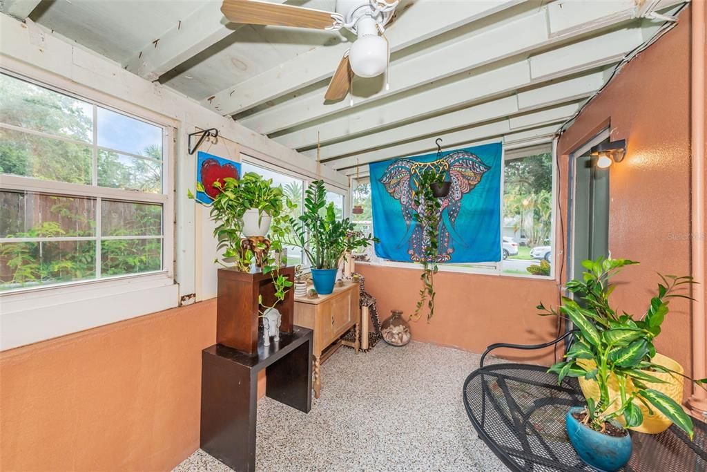 Recently Sold: $255,000 (3 beds, 1 baths, 1064 Square Feet)