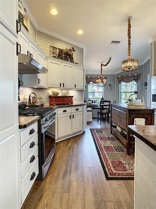 YOU ARE ABOUT TO FALL IN LOVE WITH THIS KITCHEN