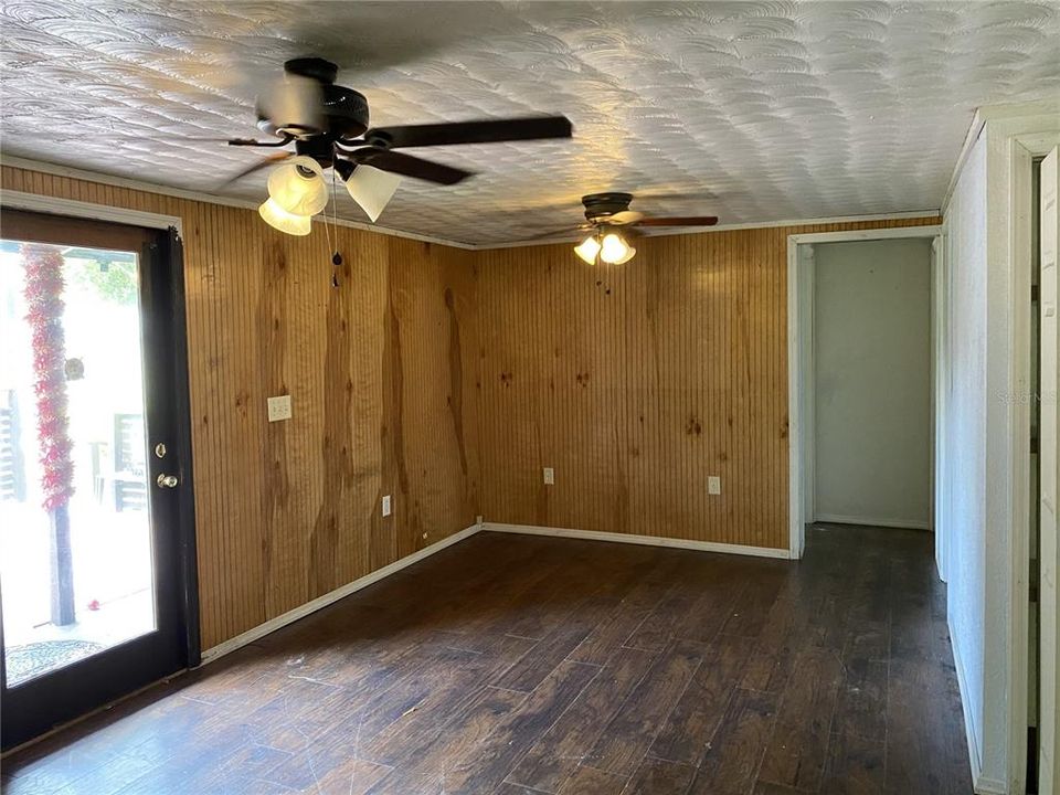 Recently Sold: $99,000 (2 beds, 1 baths, 916 Square Feet)