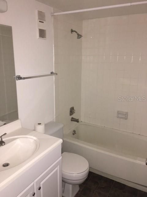 Recently Rented: $1,050 (2 beds, 2 baths, 897 Square Feet)
