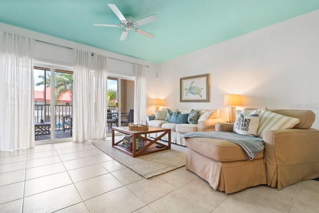 Recently Sold: $600,000 (2 beds, 2 baths, 1268 Square Feet)