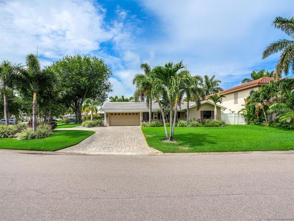 Recently Sold: $1,290,000 (3 beds, 2 baths, 2348 Square Feet)