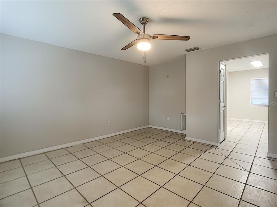 Recently Rented: $1,050 (2 beds, 1 baths, 900 Square Feet)