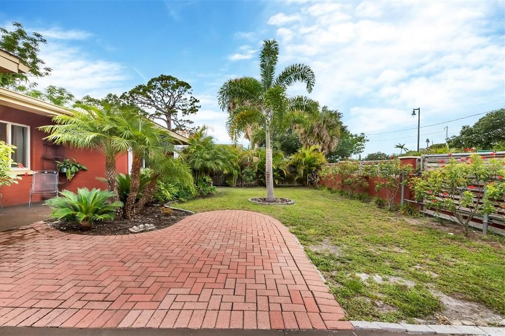 Recently Sold: $475,000 (3 beds, 2 baths, 1227 Square Feet)