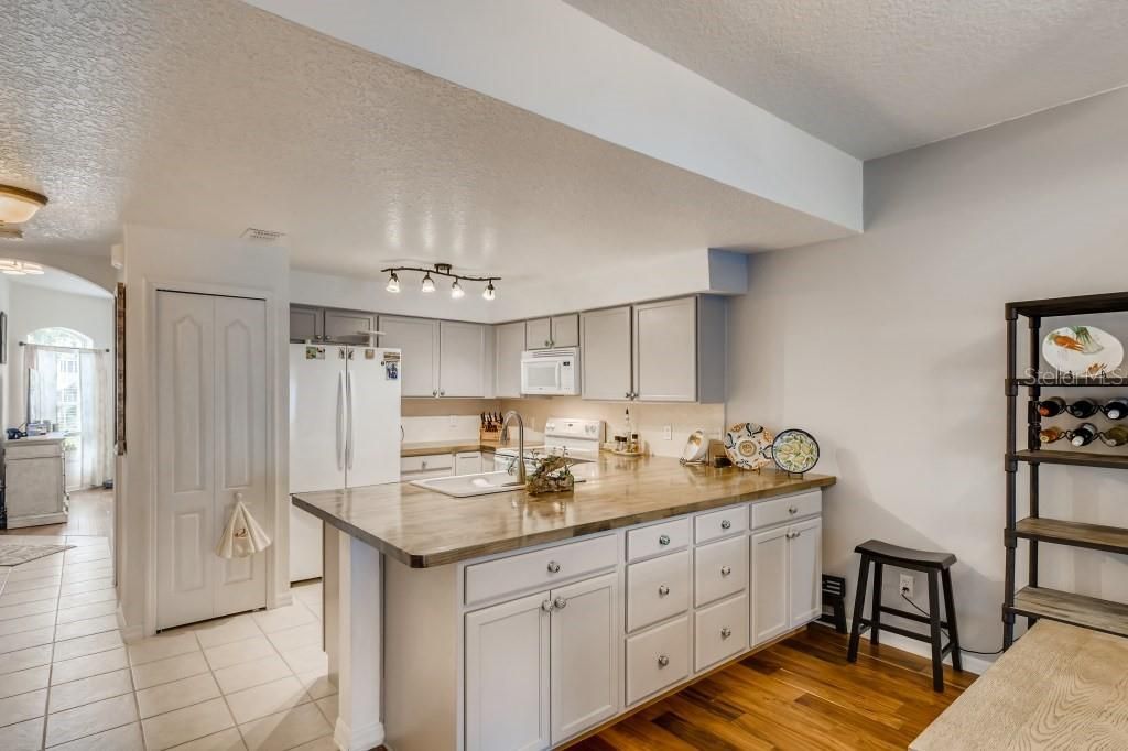 Recently Sold: $226,500 (2 beds, 2 baths, 1230 Square Feet)