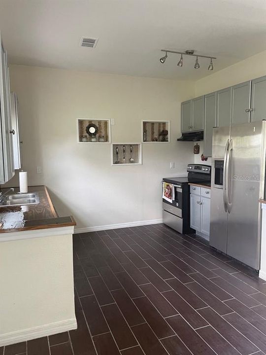 Recently Rented: $1,750 (3 beds, 2 baths, 1609 Square Feet)