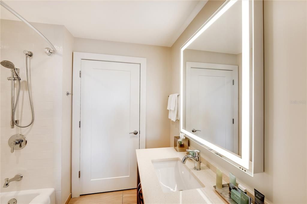 Recently Sold: $750,000 (2 beds, 2 baths, 1050 Square Feet)