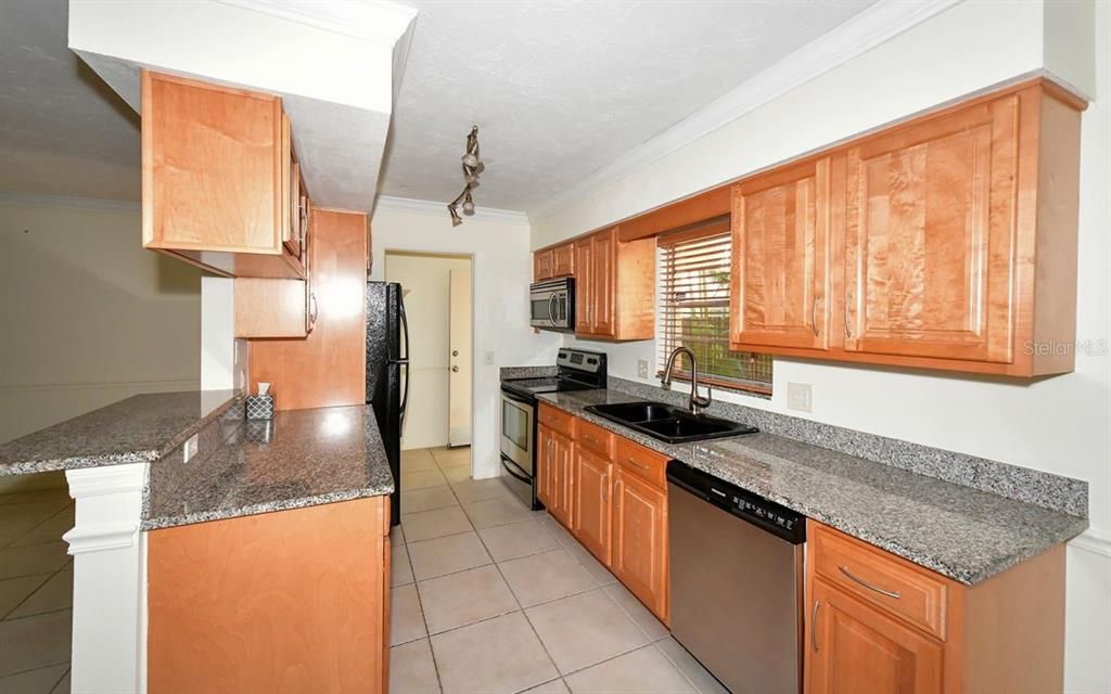 Recently Sold: $175,000 (1 beds, 1 baths, 751 Square Feet)