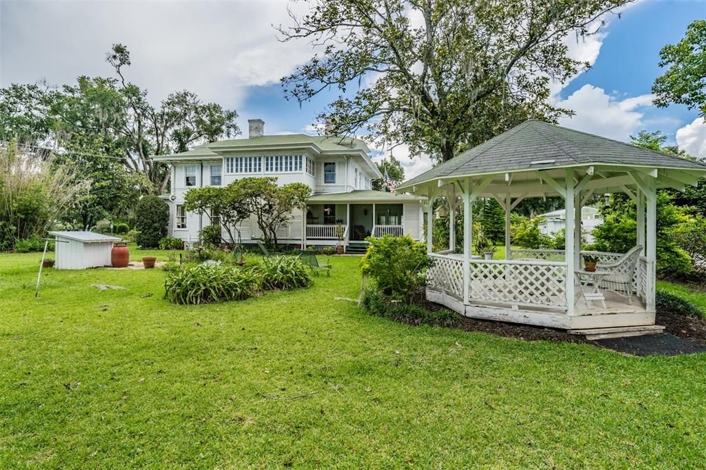 Recently Sold: $825,000 (3 beds, 2 baths, 3296 Square Feet)
