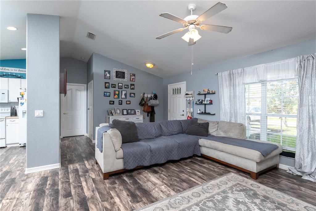 Recently Sold: $255,000 (3 beds, 2 baths, 1274 Square Feet)