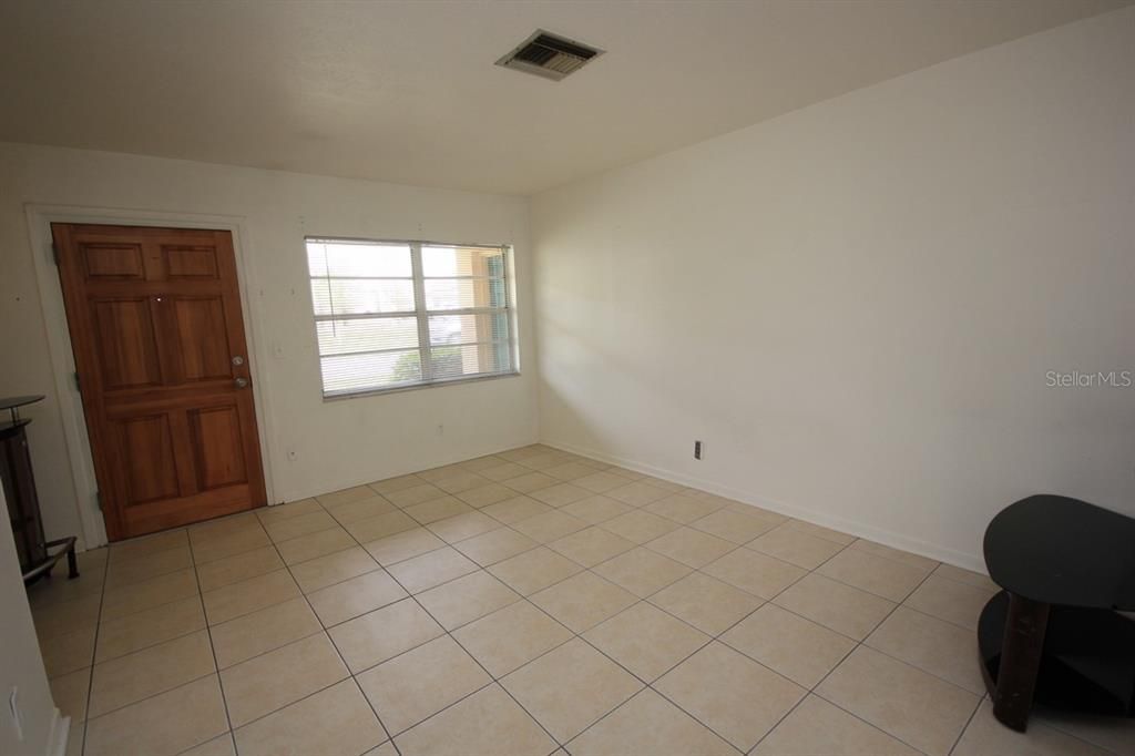 Recently Rented: $950 (1 beds, 1 baths, 693 Square Feet)