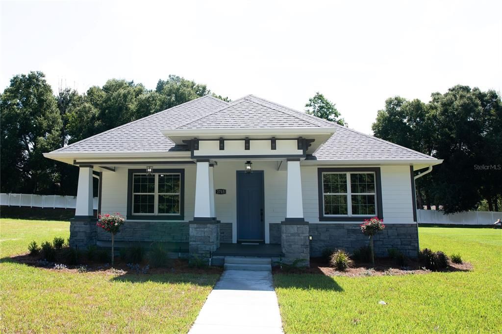 Recently Sold: $450,000 (3 beds, 2 baths, 2301 Square Feet)