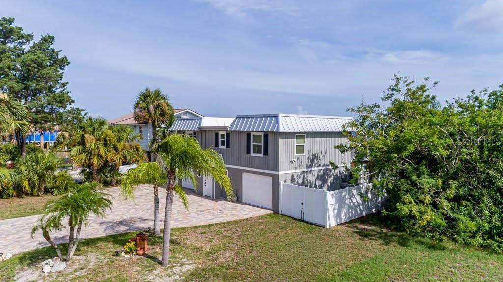 Recently Sold: $597,000 (4 beds, 3 baths, 1776 Square Feet)