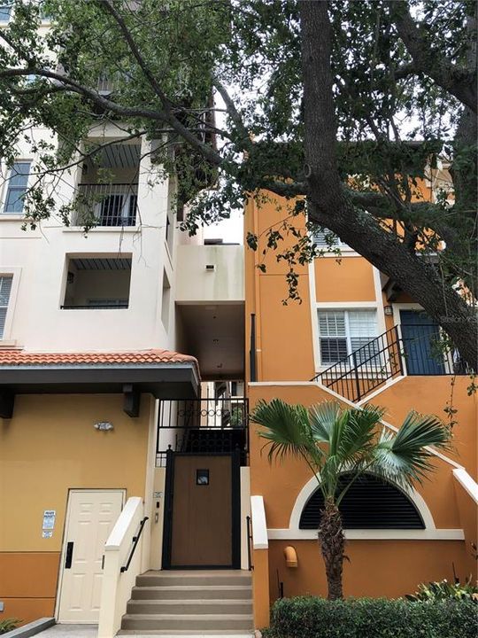 Recently Sold: $275,000 (1 beds, 1 baths, 743 Square Feet)