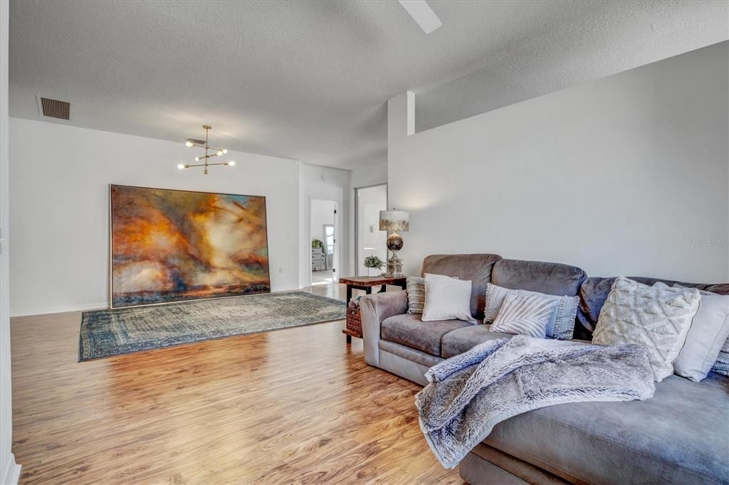 Recently Sold: $415,000 (3 beds, 2 baths, 1823 Square Feet)