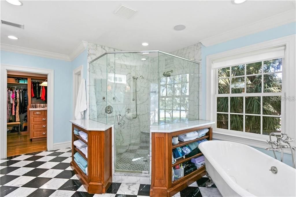最近售出: $3,750,000 (5 贝兹, 4 浴室, 5561 平方英尺)