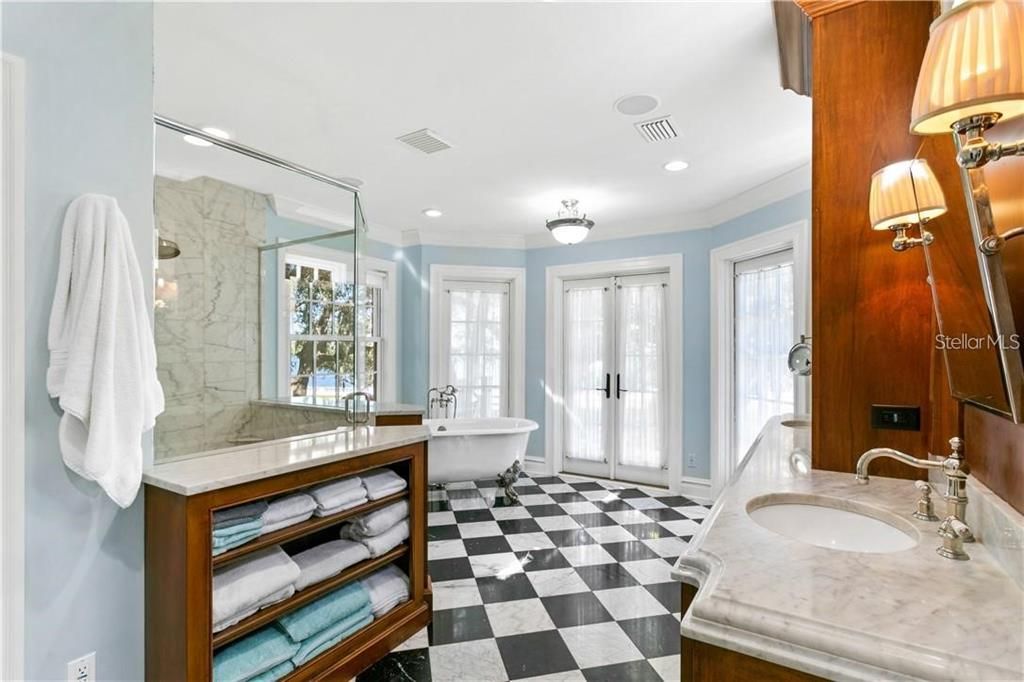 最近售出: $3,750,000 (5 贝兹, 4 浴室, 5561 平方英尺)