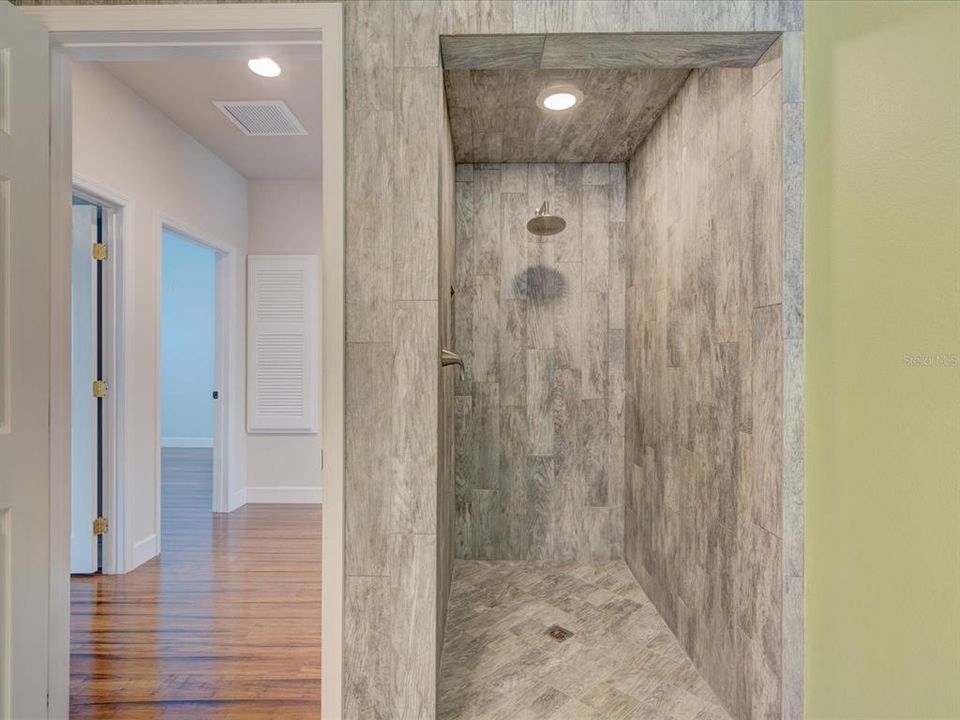最近售出: $645,000 (3 贝兹, 2 浴室, 2624 平方英尺)