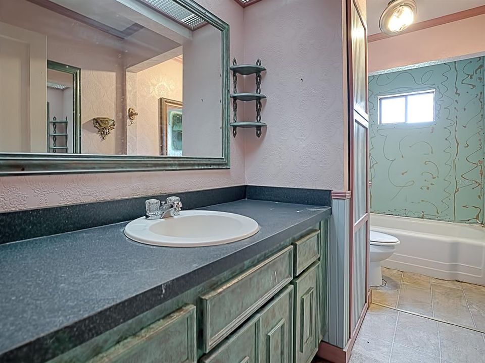 最近售出: $165,000 (3 贝兹, 2 浴室, 1677 平方英尺)