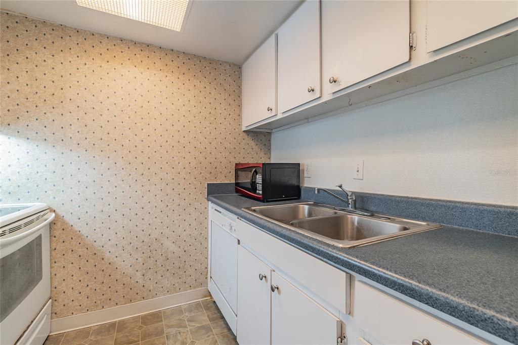 Recently Sold: $125,000 (1 beds, 1 baths, 747 Square Feet)