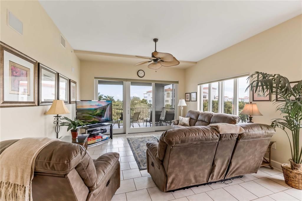 Recently Sold: $650,000 (3 beds, 2 baths, 2013 Square Feet)