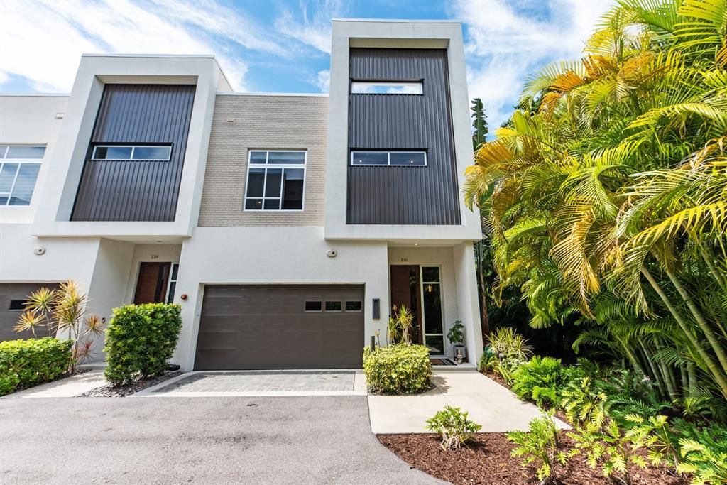 Recently Sold: $925,000 (2 beds, 2 baths, 1934 Square Feet)