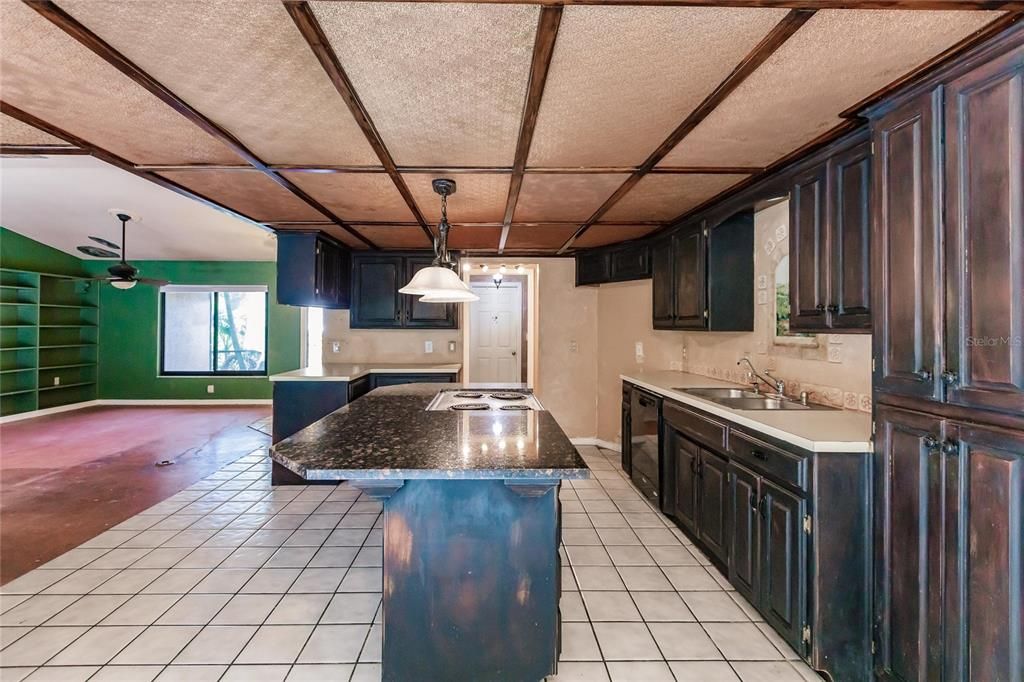 Vendido Recientemente: $309,900 (3 camas, 2 baños, 1616 Pies cuadrados)