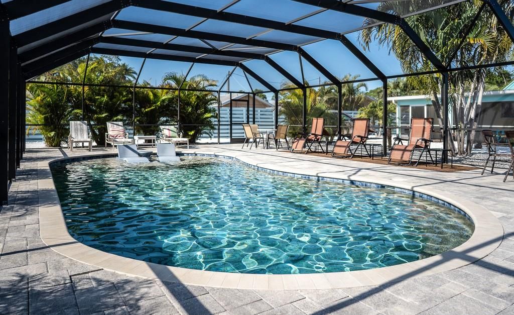 Spacious pool with a sunbathing shelf, seat area in pool on the edge. Screened and private.
