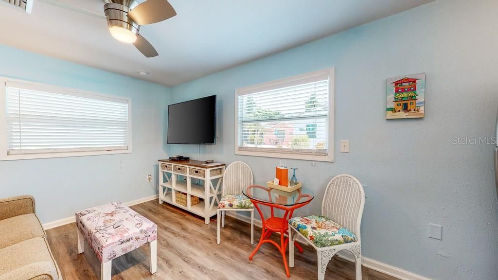 Dolphin: comfortable, relaxing stay, new laminate flooring & ceiling fan.