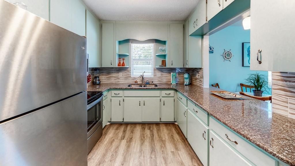 Seahorse: updated kitchen with stainless steel appliances.