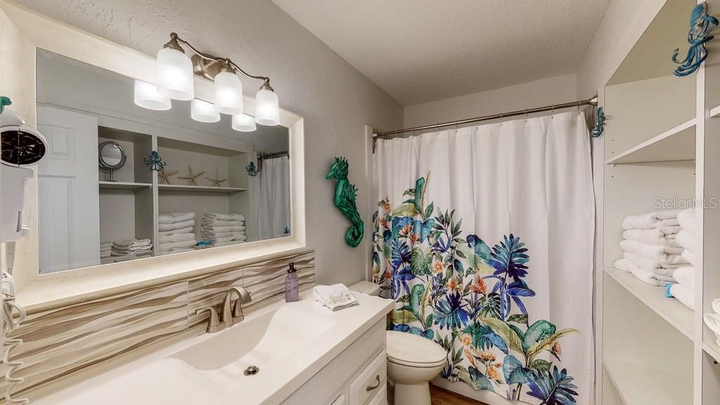 Pelican: Updated bathroom with a tub/shower combo.