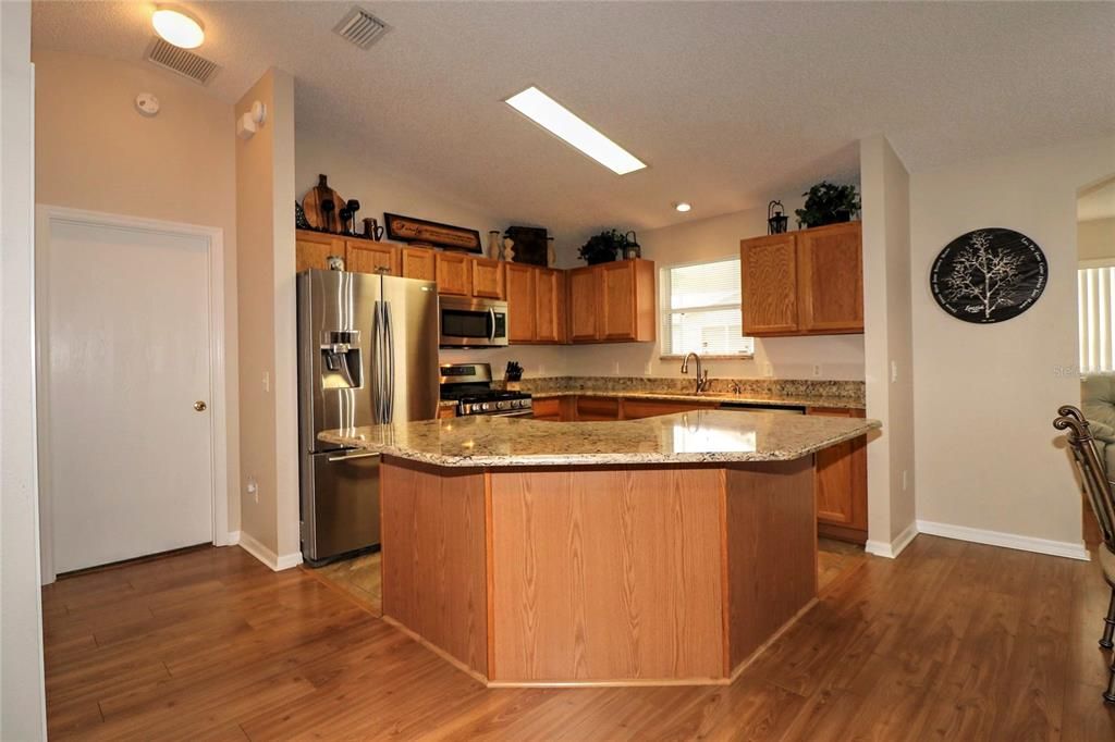 NICE BREAKFAST BAR, GLEAMING QUARTZ COUNTERS