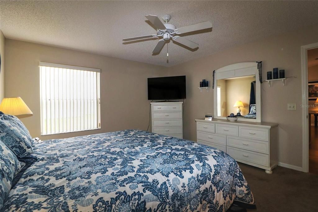 SPACIOUS MASTER BEDROOM, FURNITURE CONVEYS