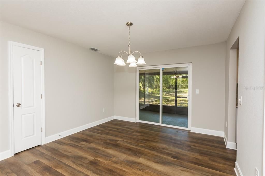 Recently Sold: $299,500 (3 beds, 2 baths, 1251 Square Feet)