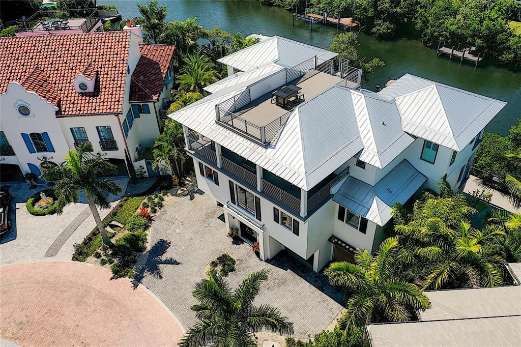 Recently Sold: $3,400,000 (3 beds, 3 baths, 3233 Square Feet)