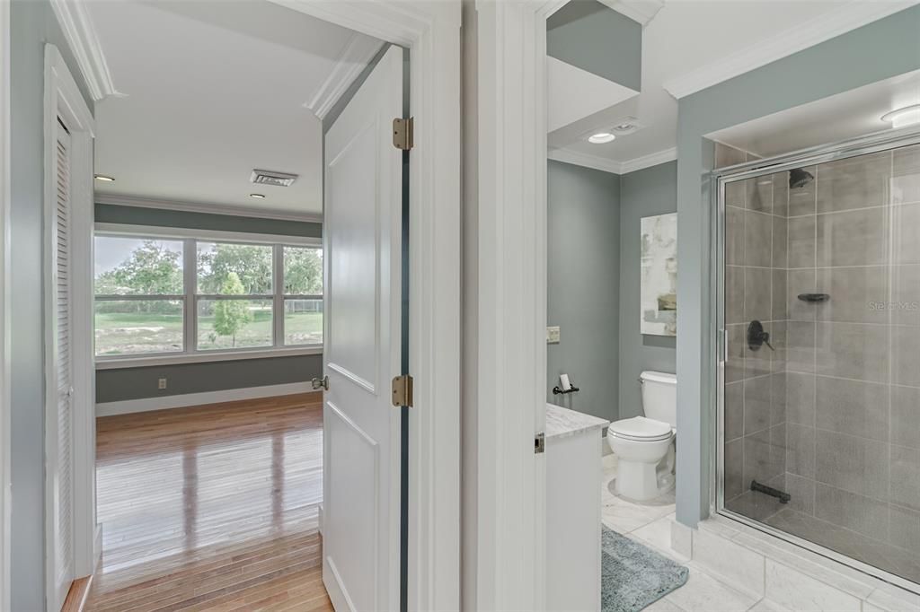 225 Golf Aire Bathroom 2