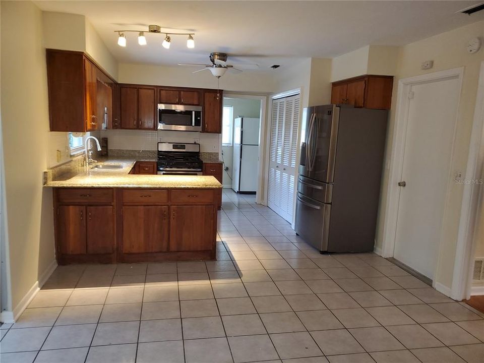 Recently Rented: $2,995 (3 beds, 2 baths, 2454 Square Feet)