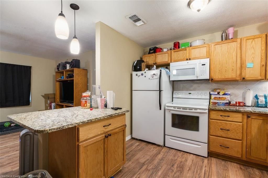 Recently Sold: $139,900 (2 beds, 1 baths, 864 Square Feet)