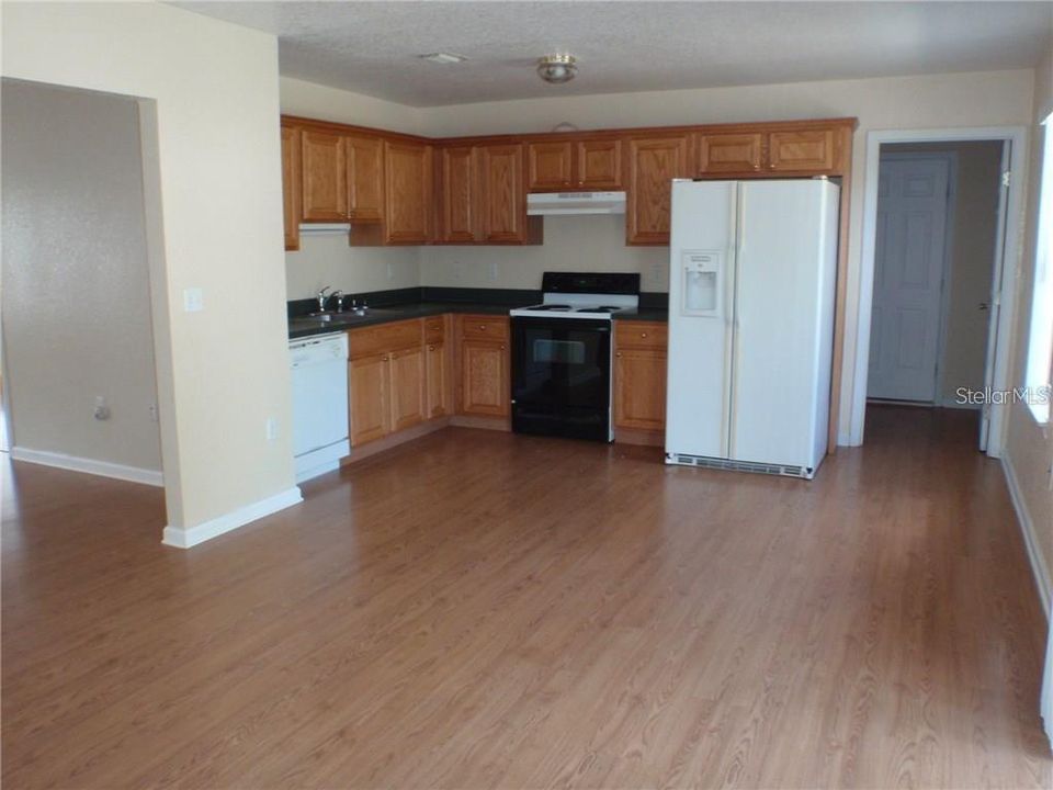 Recently Rented: $1,800 (4 beds, 2 baths, 1700 Square Feet)