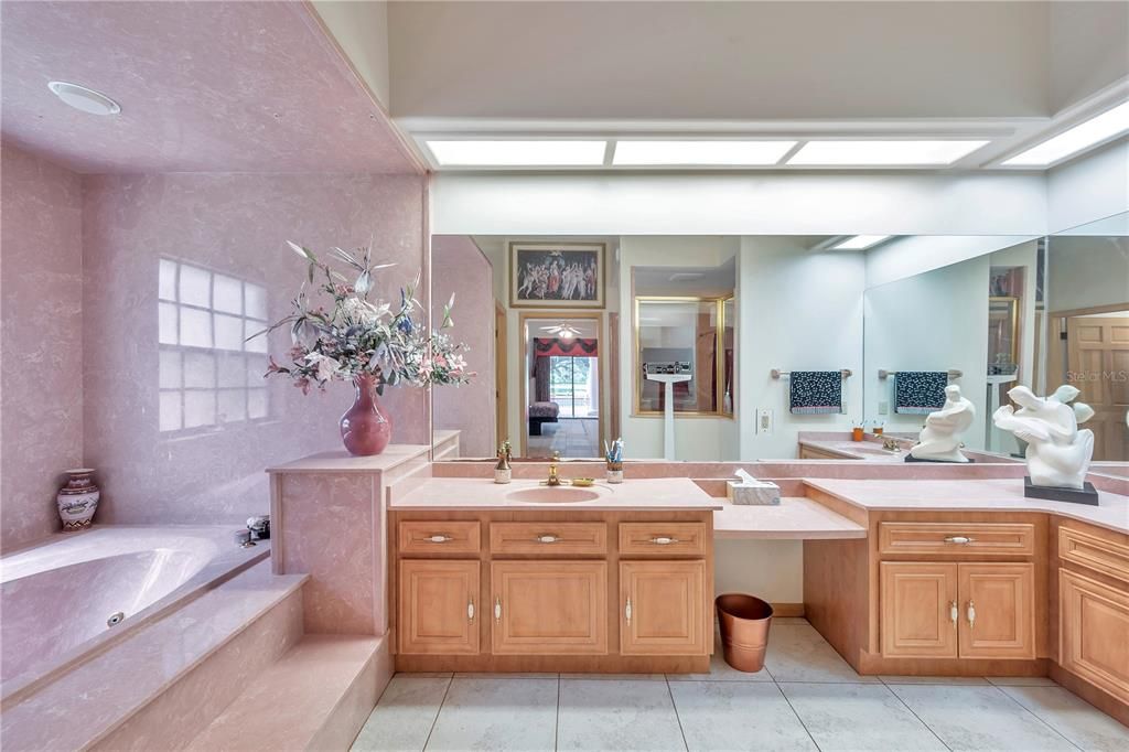 最近售出: $600,000 (5 贝兹, 3 浴室, 3970 平方英尺)