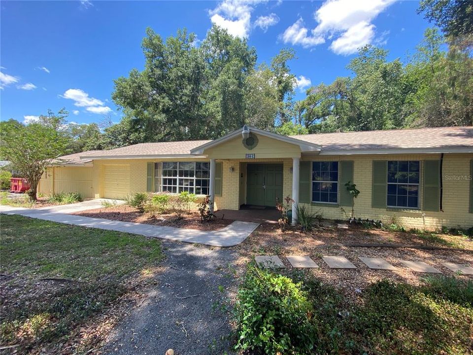 Recently Sold: $210,000 (3 beds, 2 baths, 1465 Square Feet)